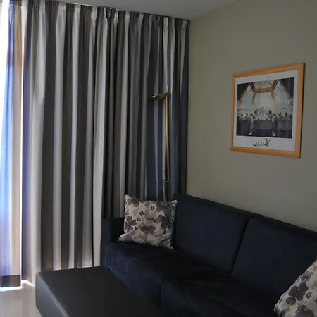 4r Gran Regina Σαλού